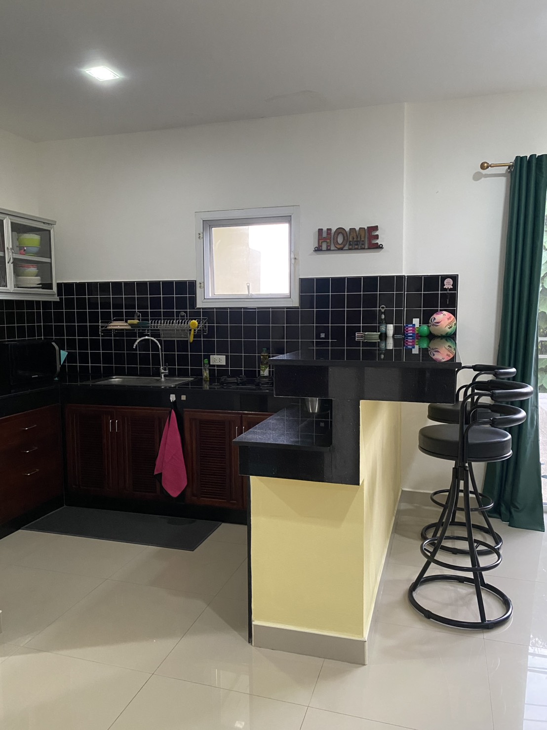 2 Bed Pool Apartment with Mountain Views